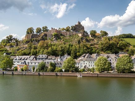 Saarburg, Burganlage © Mosellandtouristik GmbH/Dominik Ketz Ansicht vom Saarufer auf die Burganlage in Saarburg.