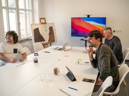 Teamwork im Tagungsraum © Alexander Plattner, MoselWerk Coworking Drei Personen im Meeting an Besprechungstisch