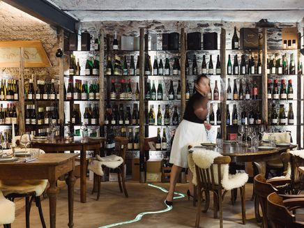 Traben-Trarbach, Große Weinauswahl in der Vinothek Blick in Innenraum einer Vinothek mit großem Weinregal