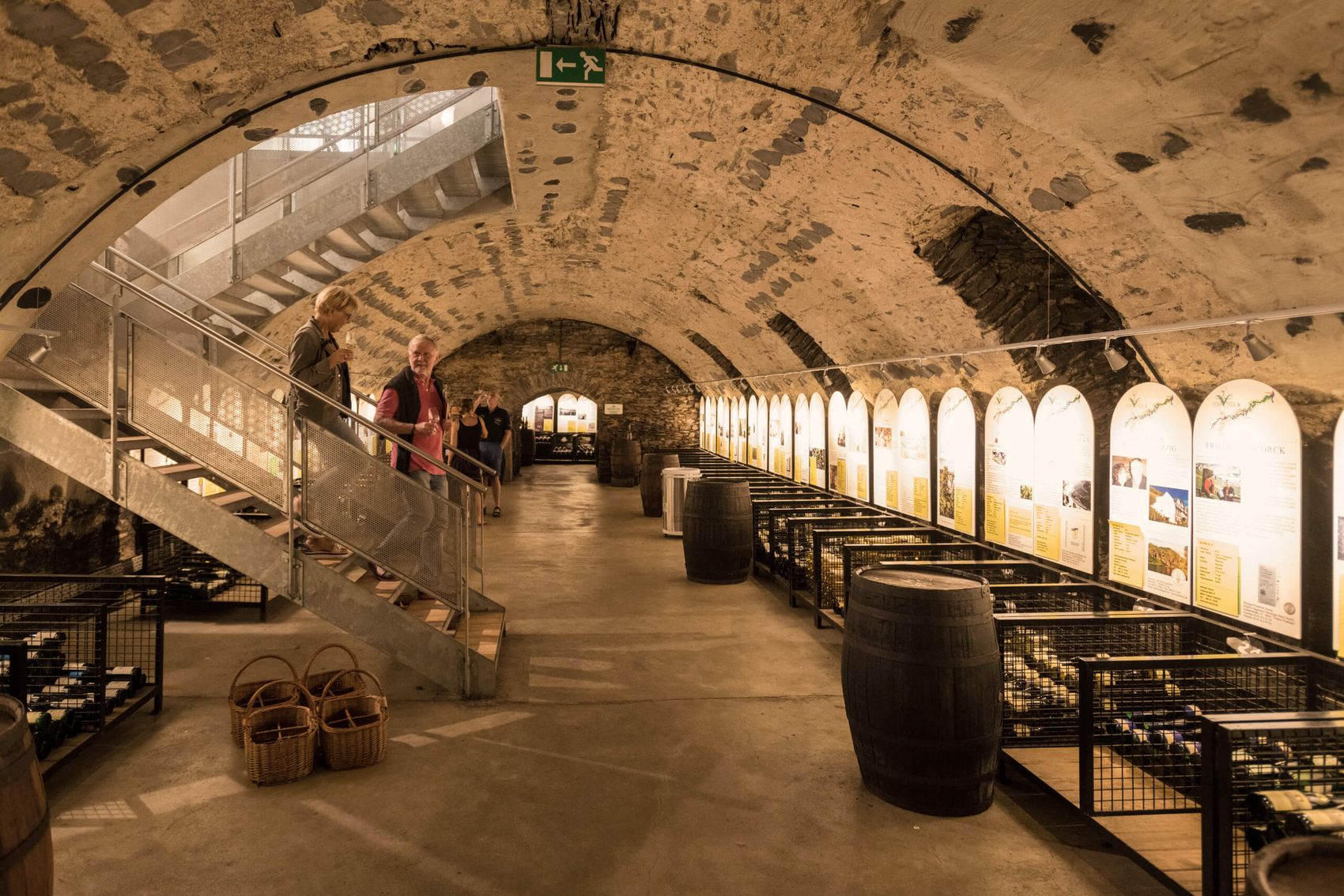 Bernkastel-Kues, Gewölbekeller der Vinothek im Cusanusstift © RPT GmbH / Dominik Ketz Langer Gewölbekeller zur Weinverkostung und Weinlagerung
