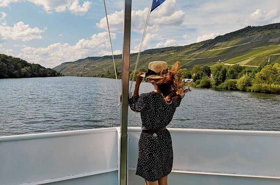 Moselschifffahrt © Elina Leitz Ansicht auf eine Frau während einer Moselschifffahrt.