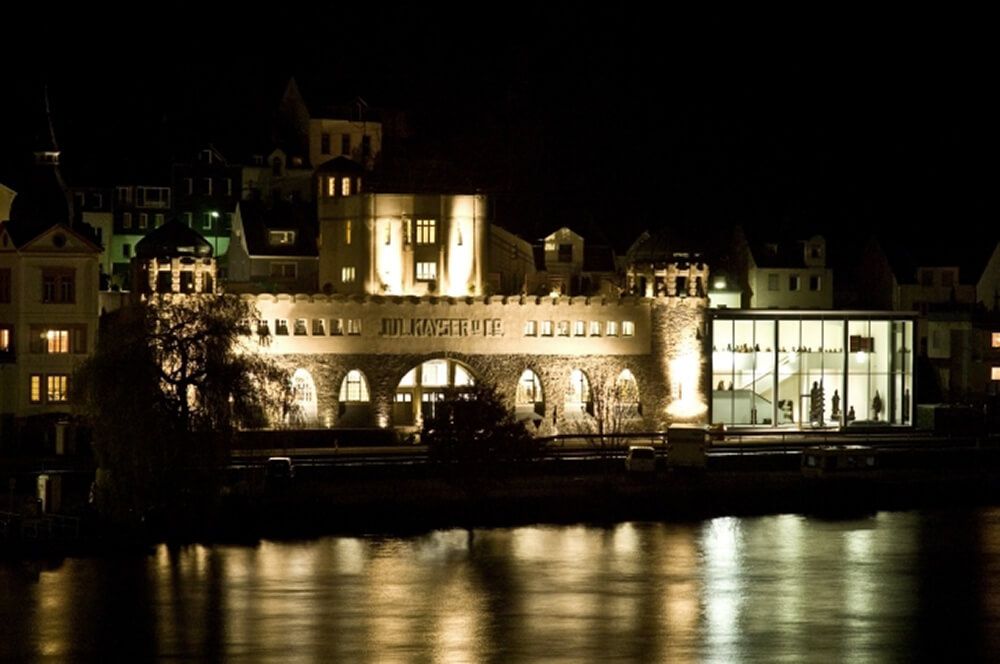 Traben-Trarbach, Buddha Museum © Tourist-Information Traben-Trarbach Ansicht auf das Buddha Museum in Traben-Trarbach bei Nacht.