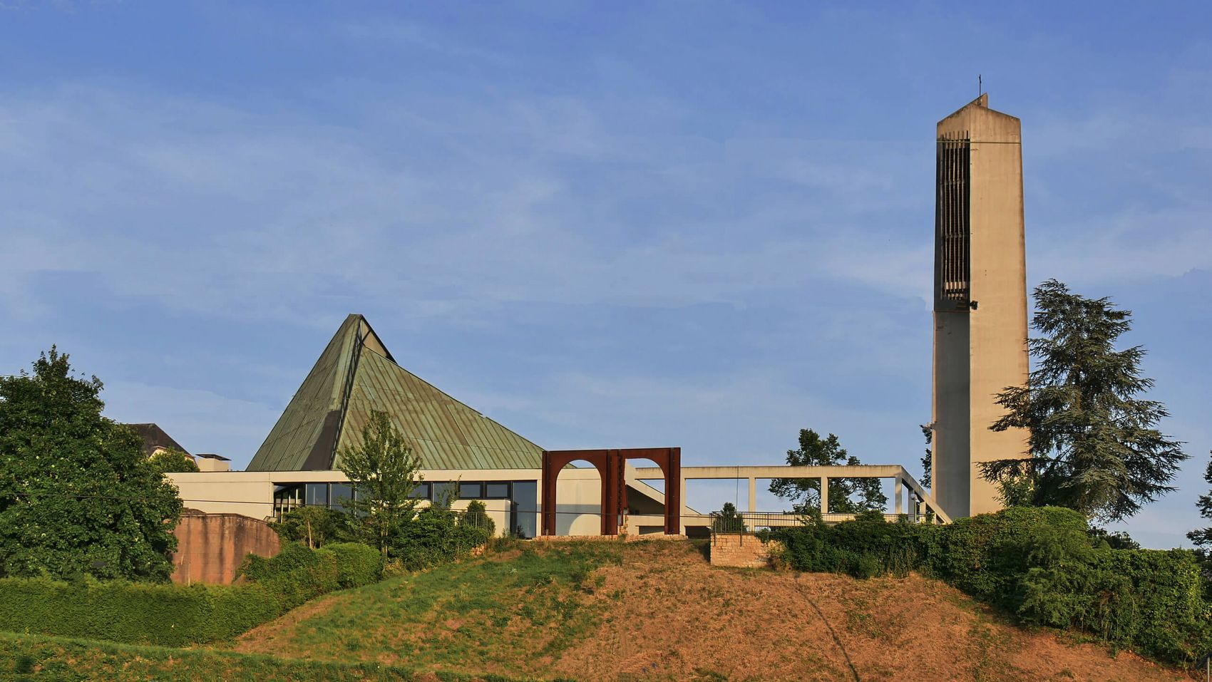 Katholische Kirche St. Nikolaus in Konz © Helge Klaus Rieder (CC0) Außenansicht eines modernes Kirchengebäudes