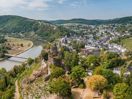 Saarburg, Burganlage © Mosellandtouristik GmbH/Dominik Ketz Ansicht auf die Burganlage und Saar in Saarburg.