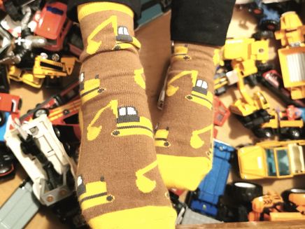 Trier, Neustraße, Kollektion Fräulein Prusselise © Fräulein Prusselise Ansicht auf Socken mit einem Bagger-Motiv der Fräulein Prusselise.