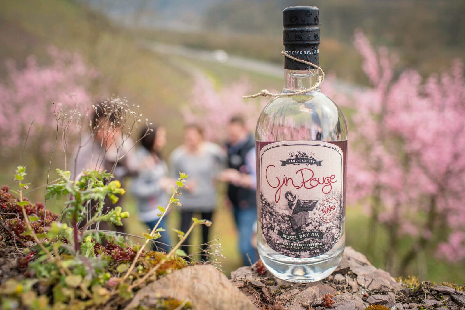 Gin Rouge von Wajos Ansicht auf eine Flasche Ging Rouge von Wajos.