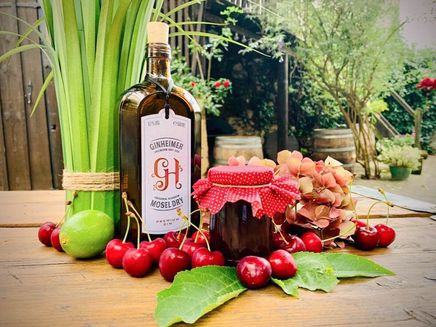 Ginheimer Mosel Dry Gin, Café Bonaparte in Kinheim. Ansicht auf eine Flasche Ginheimer Mosel Dry Gin, Café Bonaparte in Kinheim.