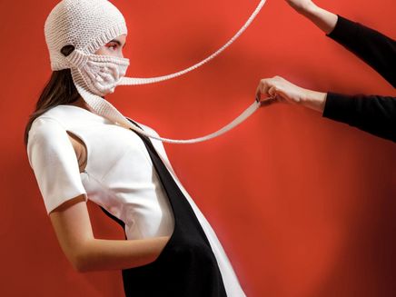 Mütze mit Mundschutz, Kollektion www.tanjakriebel.de © Edouard Olszewski, Trier Ansicht auf eine Frau in einer Mütze mit Mundschutz aus der Kollektion von Tanja Kriebel.