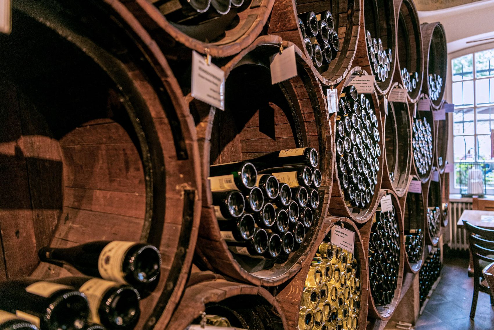Trier, Weinstube Palais Kesselstatt © Mosellandtouristik GmbH/Dominik Ketz Ansicht auf Weinflaschen in der Weinstube Palais Kesselstatt in Trier.
