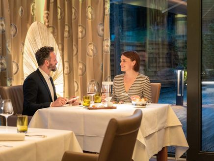 Piesport, schanz.restaurant © Mosellandtouristik GmbH/Dominik Ketz Ansicht auf ein Pärchen beim Dinner im Restaurant Schanz in Piesport.