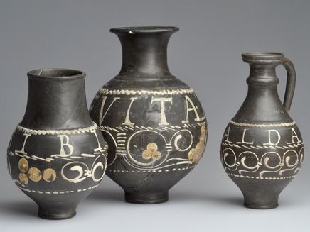 Römische Barbotinegefäße © Rheinisches Landesmuseum Trier / T. Zühmer Drei dunkle Keramikgefäße mit handbemalten Verzierungen