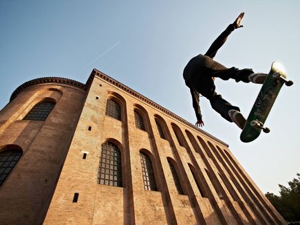 Trier, Konstantin-Basilika © Trier Tourismus und Marketing GmbH Ansicht auf ein Skateboarder vor der Konstantin-Basilika in Trier.