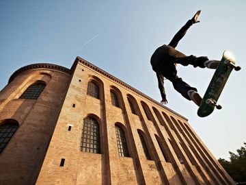 Ansicht auf ein Skateboarder vor der Konstantin-Basilika in Trier.
