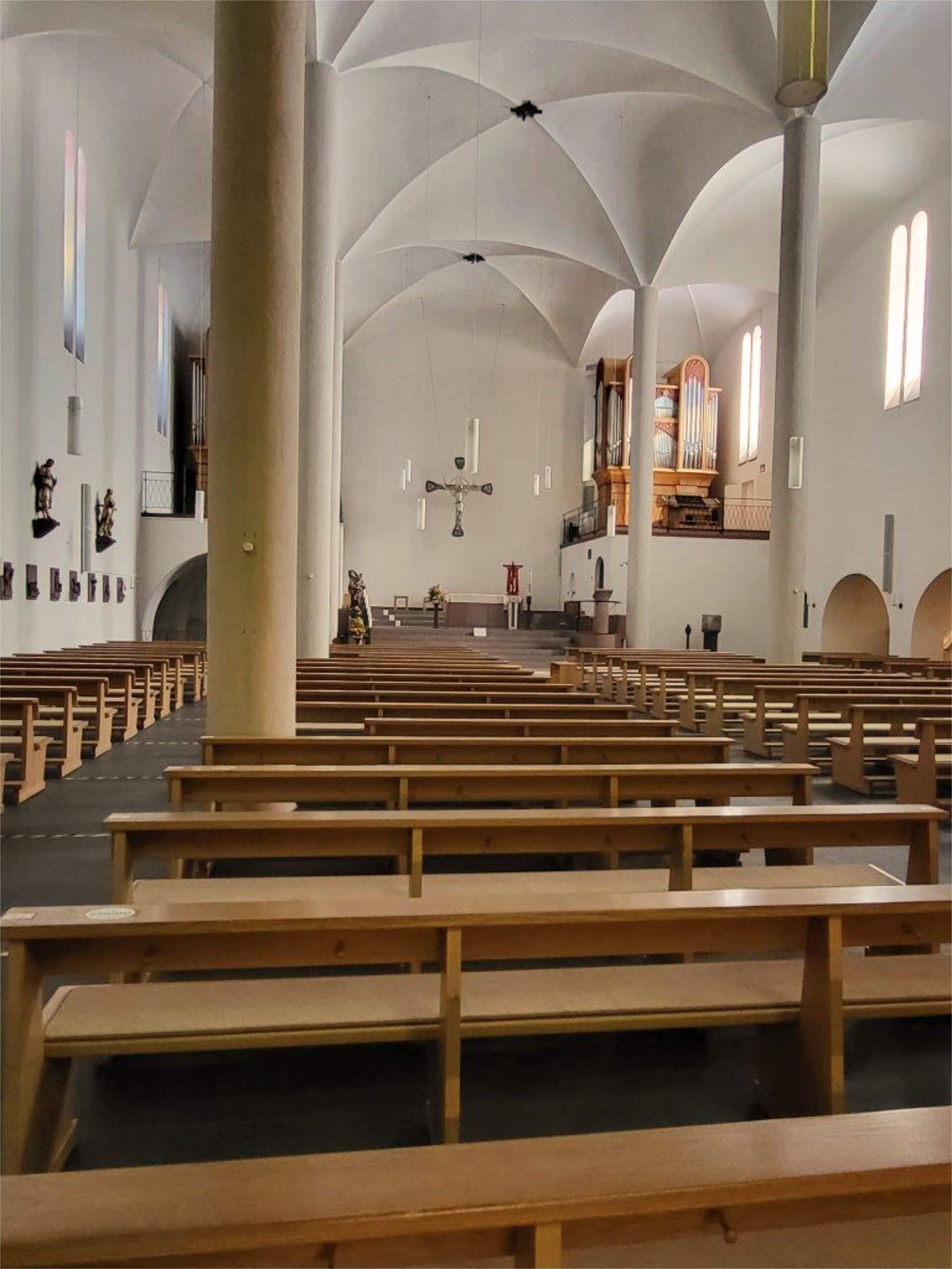 Cochem, Innenansicht der St. Martin-Kirche © Melanie Löhndorf Blick in Kirchenmittelschiff mit Bänken und Säulen
