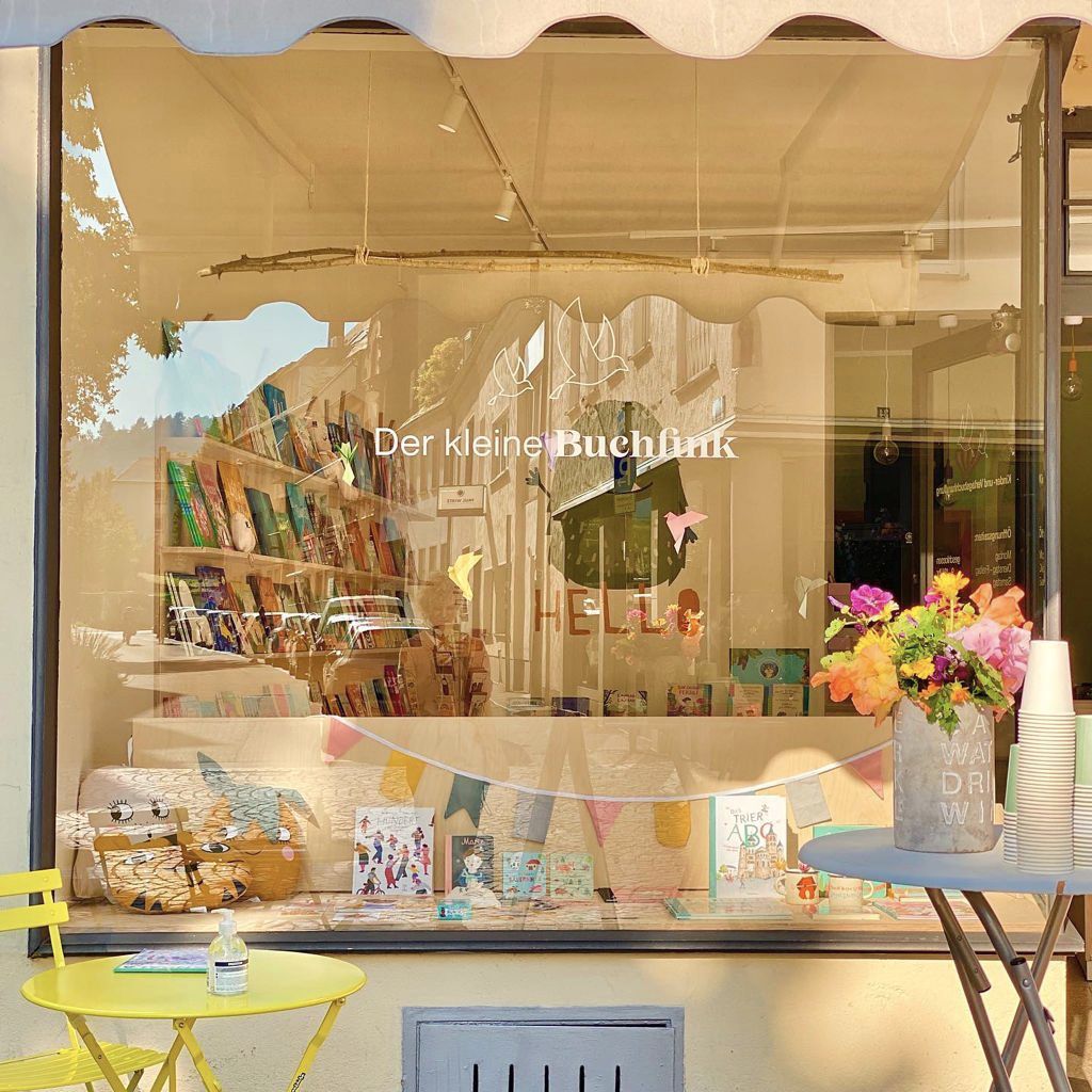 Trier, Neustraße, Schaufenster Der kleine Buchfink © Yve Michels Ansicht auf das Schaufenster der Buchhandlung.