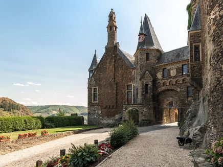 Cochem, Reichsburg © Rheinland-Pfalz Tourismus GmbH / Dominik Ketz Ansicht auf das Eingangsportal der Reichsburg Cochem.