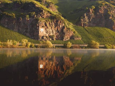 Ürzig, Sonnenuhr © Christoper Arnoldi Ansicht auf die Mosel in leichtem Neben und die Sonnenuhr bei Ürzig.
