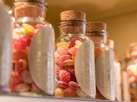 Bernkastel-Kues, Bonbongläser der Historischen Bonbonmacherei Bunte Bonbons in Gläsern mit weißem Etikett