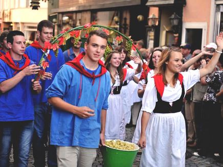 Bernkastel, Weinfest der Mittelmosel © Mosel-Gäste-Zentrum Bernkastel-Kues Ansicht auf einen Festumzug während des Weinfestes der Mittelmosel in Bernkastel-Kues.