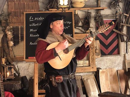 Brodenbach, Ehrenburg, Gaukler © Ehrenburg Ansicht auf einen Gaukler im Innenhof der Ehrenburg, Brodenbach.