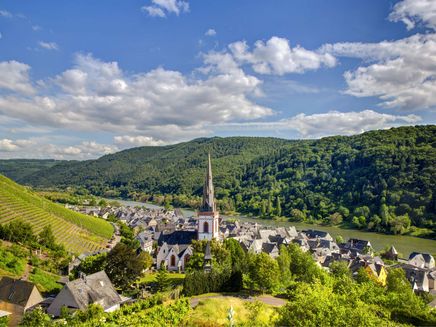 Ediger-Eller, Ortsblick mit Moselpanorama © Heinz Peierl Ausblick auf Moselort mit Kirche, Fluss im Hintergrund