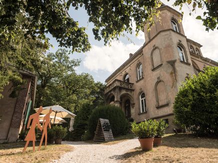 Weingut Dr. Wagner, Saarburg © RPT GmbH / D. Ketz Blick auf Zufahrt und Gebäude eines historischen Weingutes