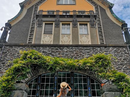 Traben-Trarbach, Villa Huesgen © Elina Leitz Ansicht auf eine Frau mit Hut vor der Villa Huesgen in Traben-Trarbach