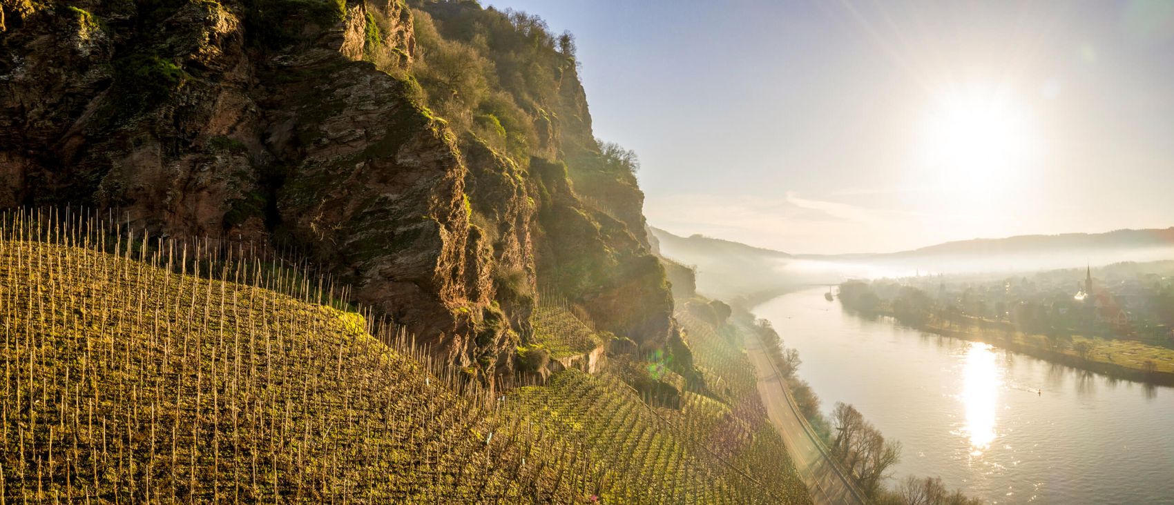 Erdener Treppchen © Mosellandtouristik GmbH/Dominik Ketz Ansicht auf den Kletterweg Erdener Treppchen in herbstlicher Stimmung.