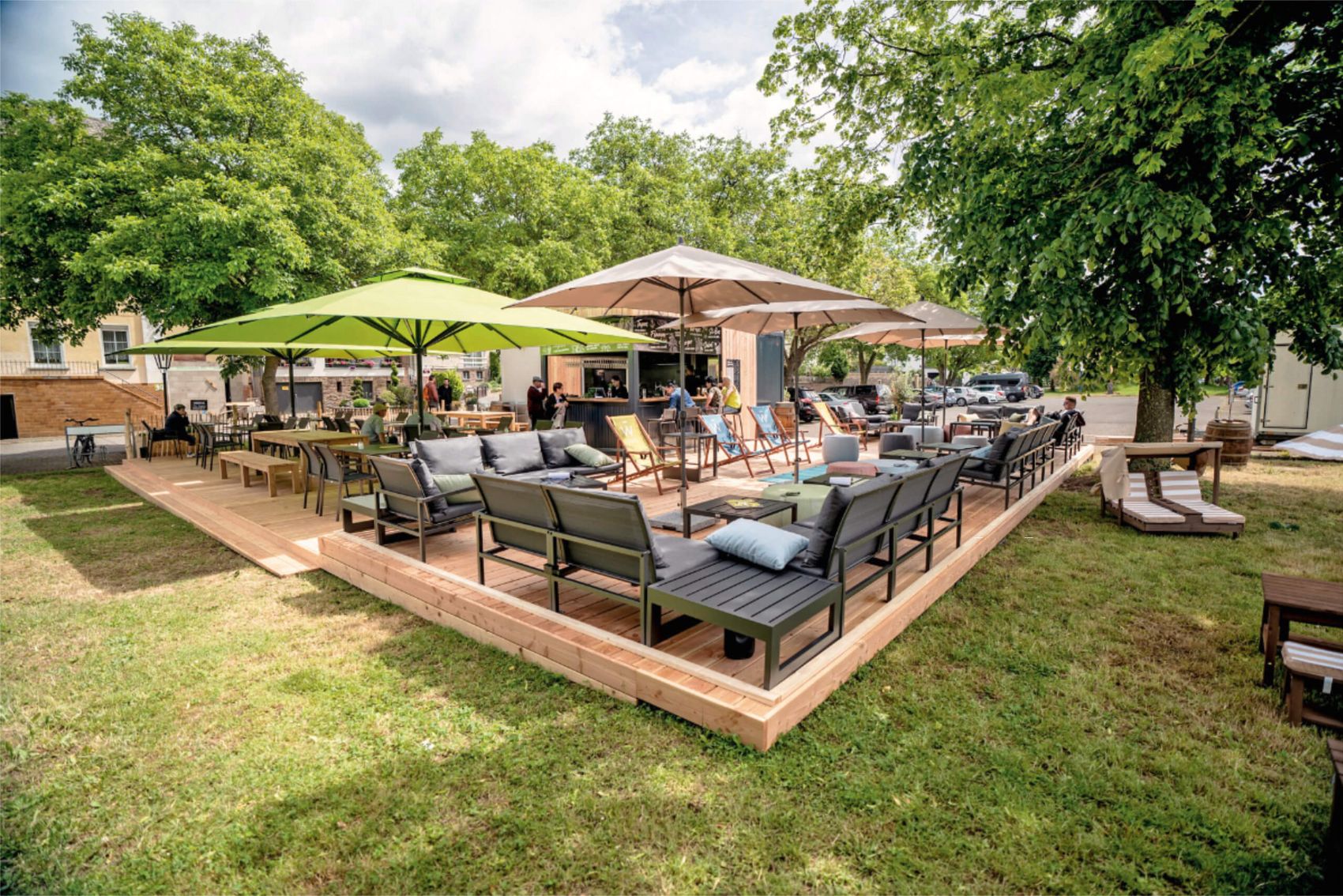 Ediger-Eller, Wajos Wein- und Genusslounge © Wajos GmbH Loungemöbel auf Holzterrasse mit gastronomischem Angebot