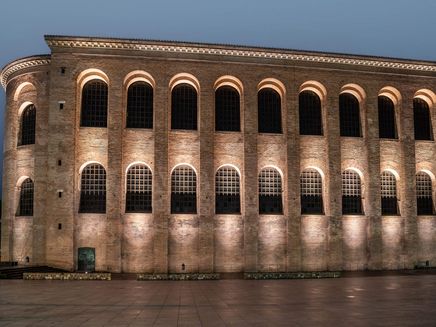 Trier, Basilika bei Nacht © Dominik Ketz Ansicht auf die Vorderseite der Basilika in Trier bei Nacht.
