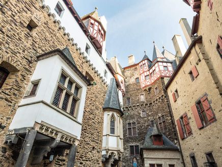 Wierschem, Innenhof Burg Eltz © Mosellandtouristik GmbH / Dominik Ketz Innenmauern einer deutschen Ritterburg