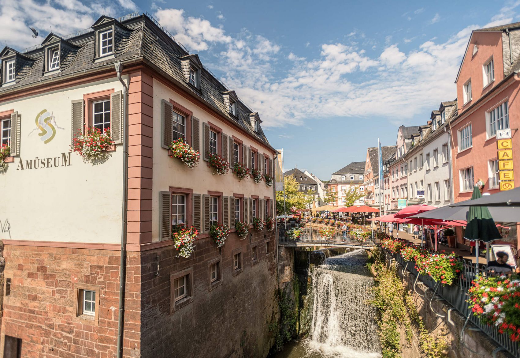 Saarburg, Altstadt mit Wasserfall © Mosellandtouristik GmbH/Dominik Ketz Ansicht auf die Altstadt Saarburgs mit dem Wasserfall.