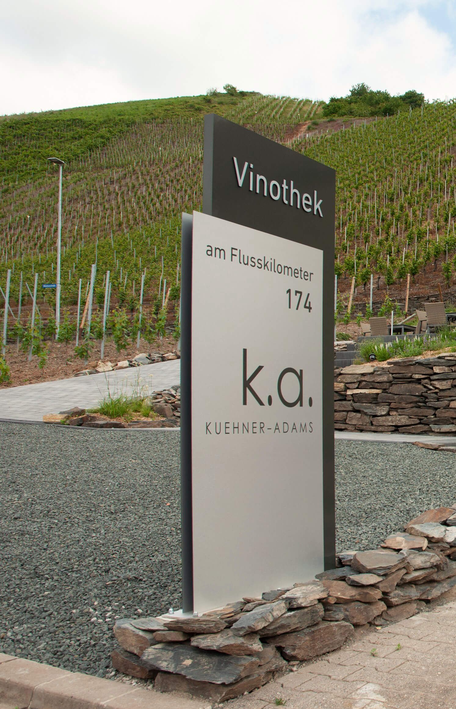 Mehring, Weingut Kühner-Adams © Werbeagentur zweipunktnull GmbH Ansicht auf das Eingangsschild der Vinothek und des Weinguts Kühner-Adams.