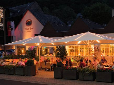 Treis-Karden, Schloß-Hotel Petry, Terrasse © Schloß-Hotel Petry OHG Ansicht auf die Terrasse des Schloß-Hotels Petry am Abend.