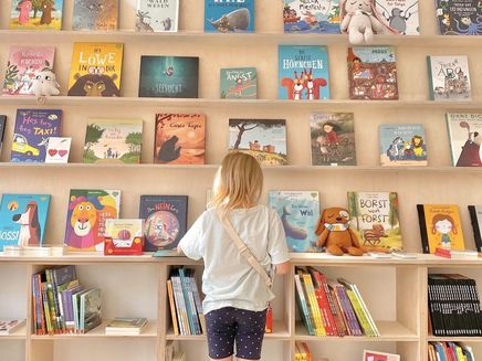 Trier, Neustraße, Der kleine Buchfink © Yve Michels Ansicht auf ein Kind vor einem Bücherregal der Buchhandlung.