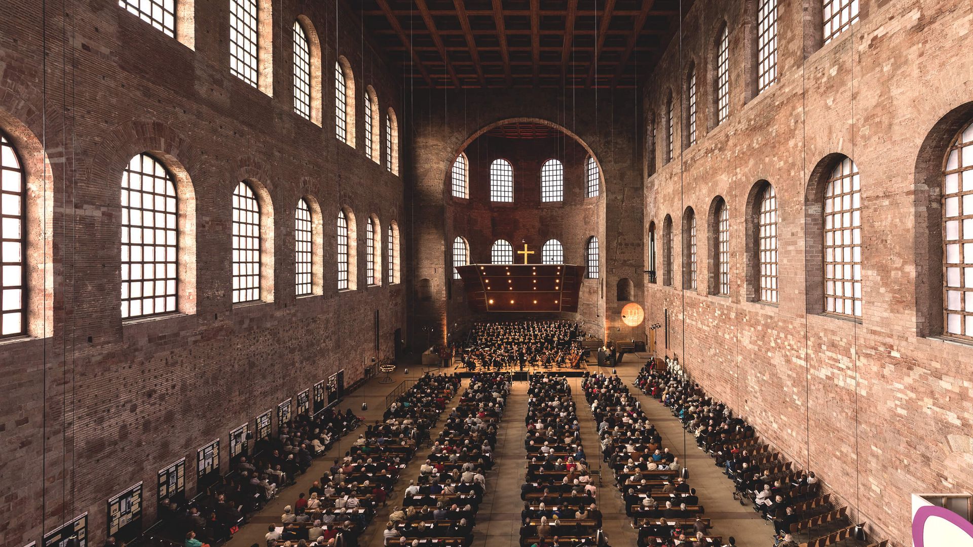 Innenansicht der Konstantin-Basilika in Trier während eines Konzerts des Mosel Musikfestivals.