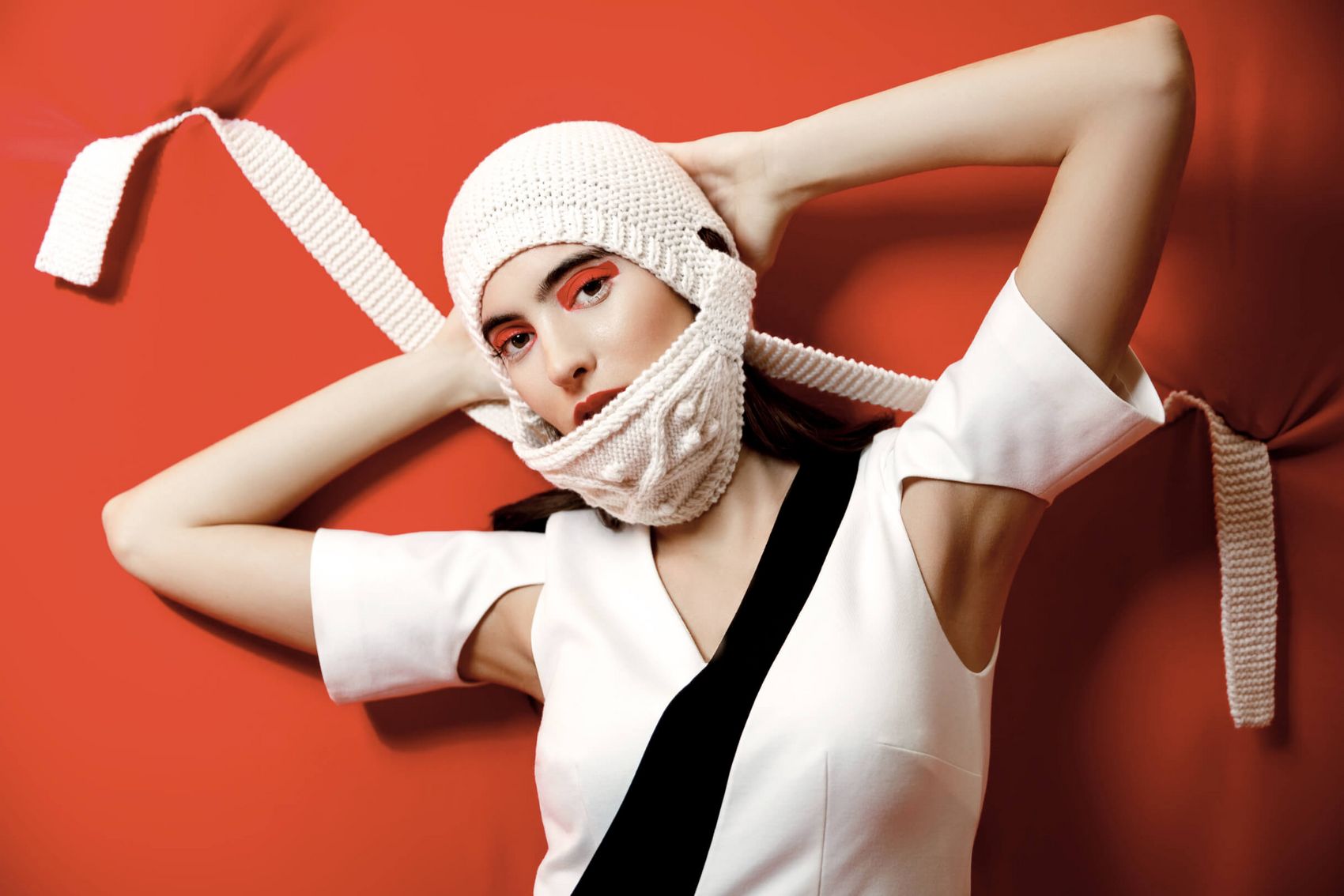 Mütze mit Mundschutz, Kollektion www.tanjakriebel.de © Edouard Olszewski, Trier Ansicht auf eine Frau in einer Mütze mit Mundschutz aus der Kollektion von Tanja Kriebel.