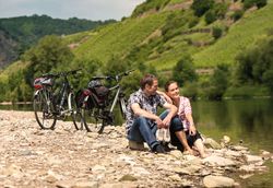 Rasten am Wasser © Rheinland Pfalz Tourismus GmbH/Dominik Ketz Zwei Radfahrer machen Rast am Moselufer und genießen die Natur.
