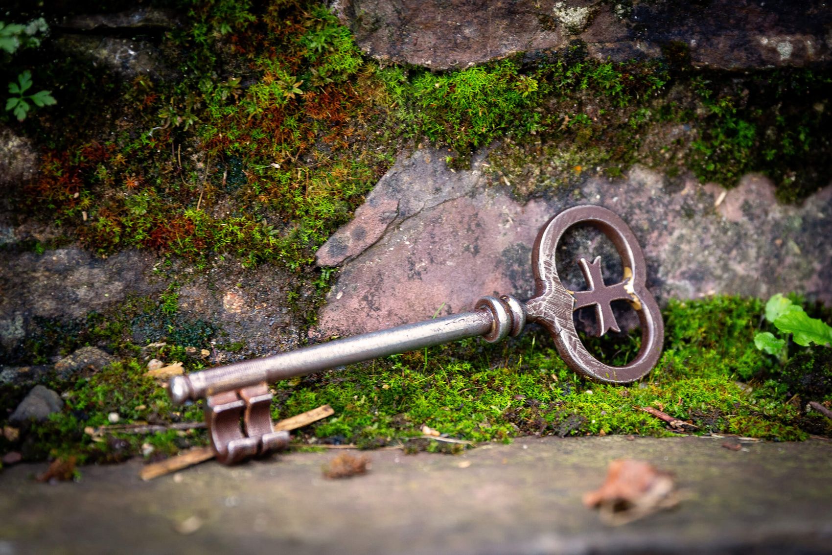 Sakrale Räume © Artur Feller Ansicht auf einen Schlüssel auf einem Stein.
