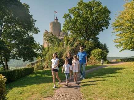 Saarburg, Familienwanderung zur Burganlage © Mosellandtouristik GmbH/Dominik Ketz Ansicht auf drei Mädchen und ihren Eltern während einer Wanderung zur Burganlage Saarburg.