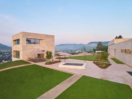 Wiltingen, Weingut Van Volxem, Außengelände © Weingut Van Volxem Ansicht auf das Außengelände des Weingutes Van Volxem in Wiltingen.