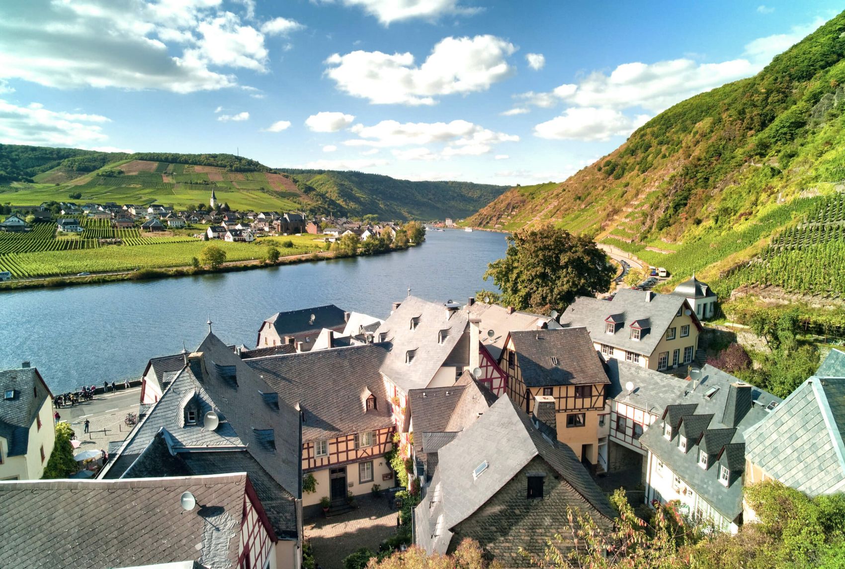 Beilstein © Christopher Arnoldi Ansicht auf den Ort Beilstein umgeben von Weinbergen und Blick auf die Mosel.