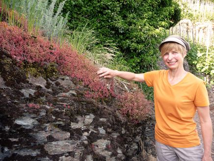 Erden, Weinerlebnistour © Carmen Sadowski Ansicht auf eine Kultur- und Weinbotschafterin während einer Erlebnistour durch die Weinberge bei Erden.