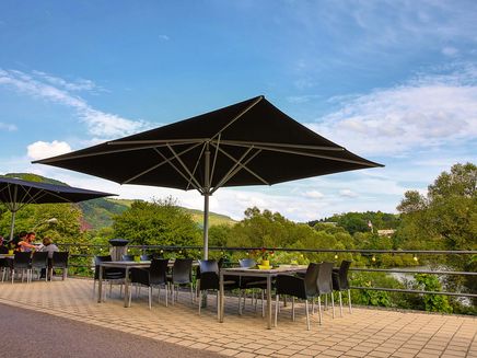 Ürzig, Rebenhof Riesling Manufaktur, Weinprobe im Freien © Rebenhof/Johannes Schmitz Ansicht auf eine Weinprobe im Freien, Rebenhof Riesling Manufaktur in Ürzig.