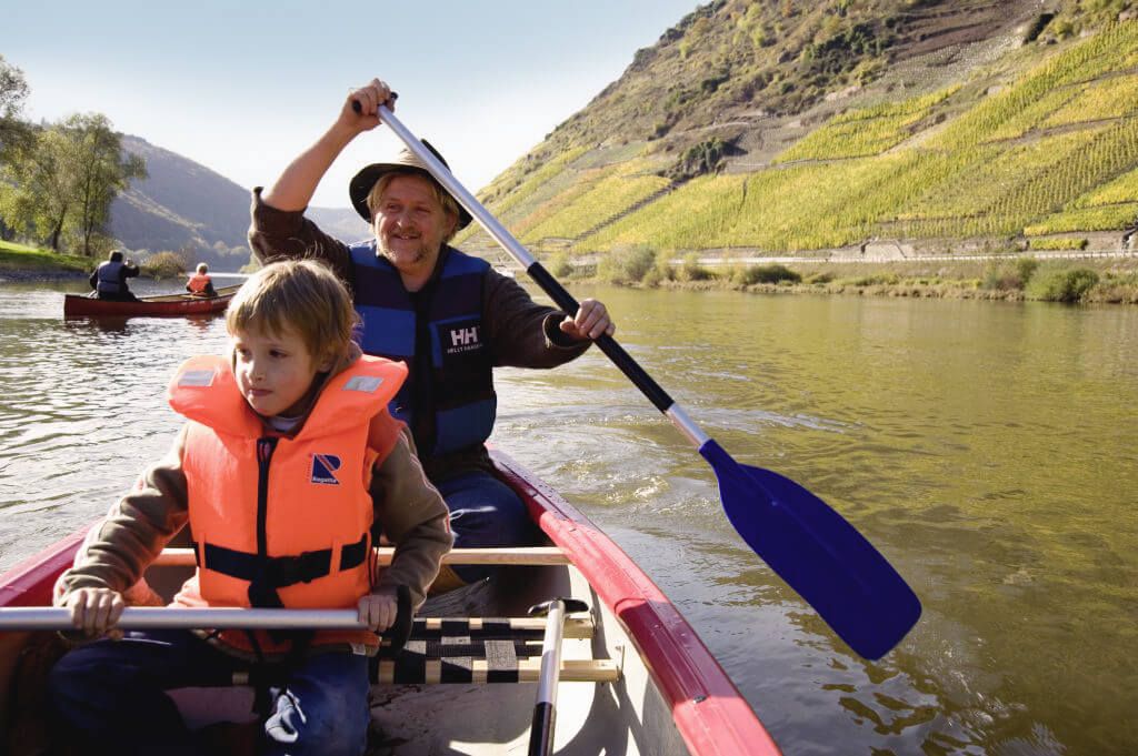 Familienpaddeln auf der Mosel © Th. Stürmer Ansicht auf eine Familie beim Paddeln auf der Mosel.