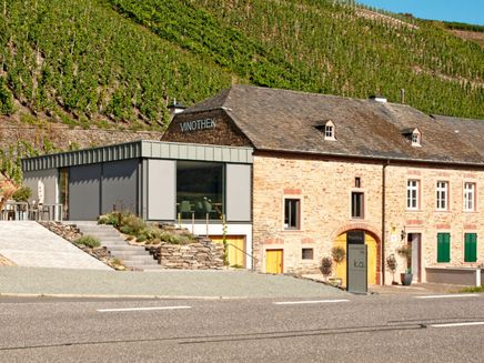 Mehring, Weingut Kühner-Adams © Werbeagentur zweipunktnull GmbH Außenansicht auf die Vinothek und das Weingut Kühner-Adams.