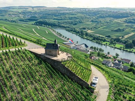 Weinberge und Restaurant Köppchen in Wormeldingen © Samfaitvoyager Vogelperspektive auf Weinberge und Flusslauf