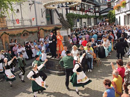 Winningen, Moselfest, Tanz am Hexenbrunnen © Siebenborn Ansicht auf den Tanz einer Winzergruppe auf dem Moselweinfest zu Winningen.