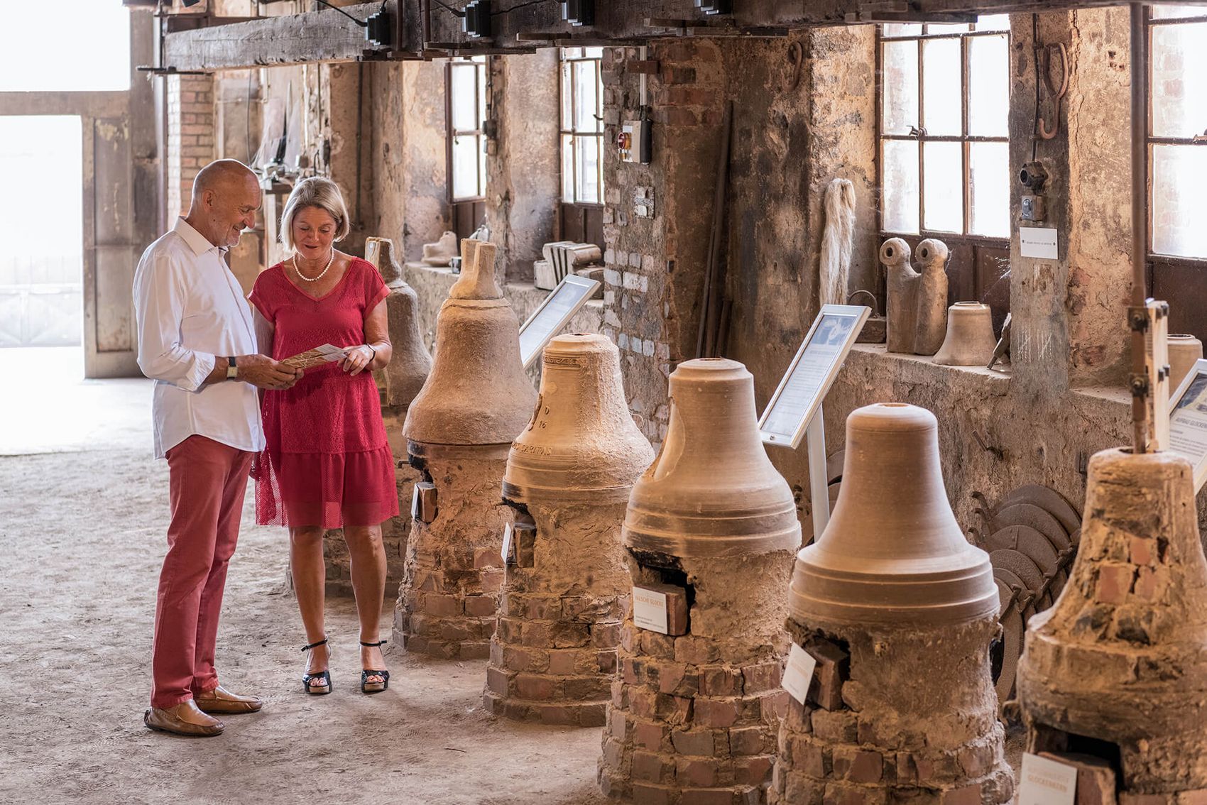 Saarburg, KulturGießerei - Museum Glockengießerei Mabilon © Mosellandtouristik GmbH/Dominik Ketz Ansicht auf ein Paar bei der Besichtigung der Glockengießerei in Saarburg.
