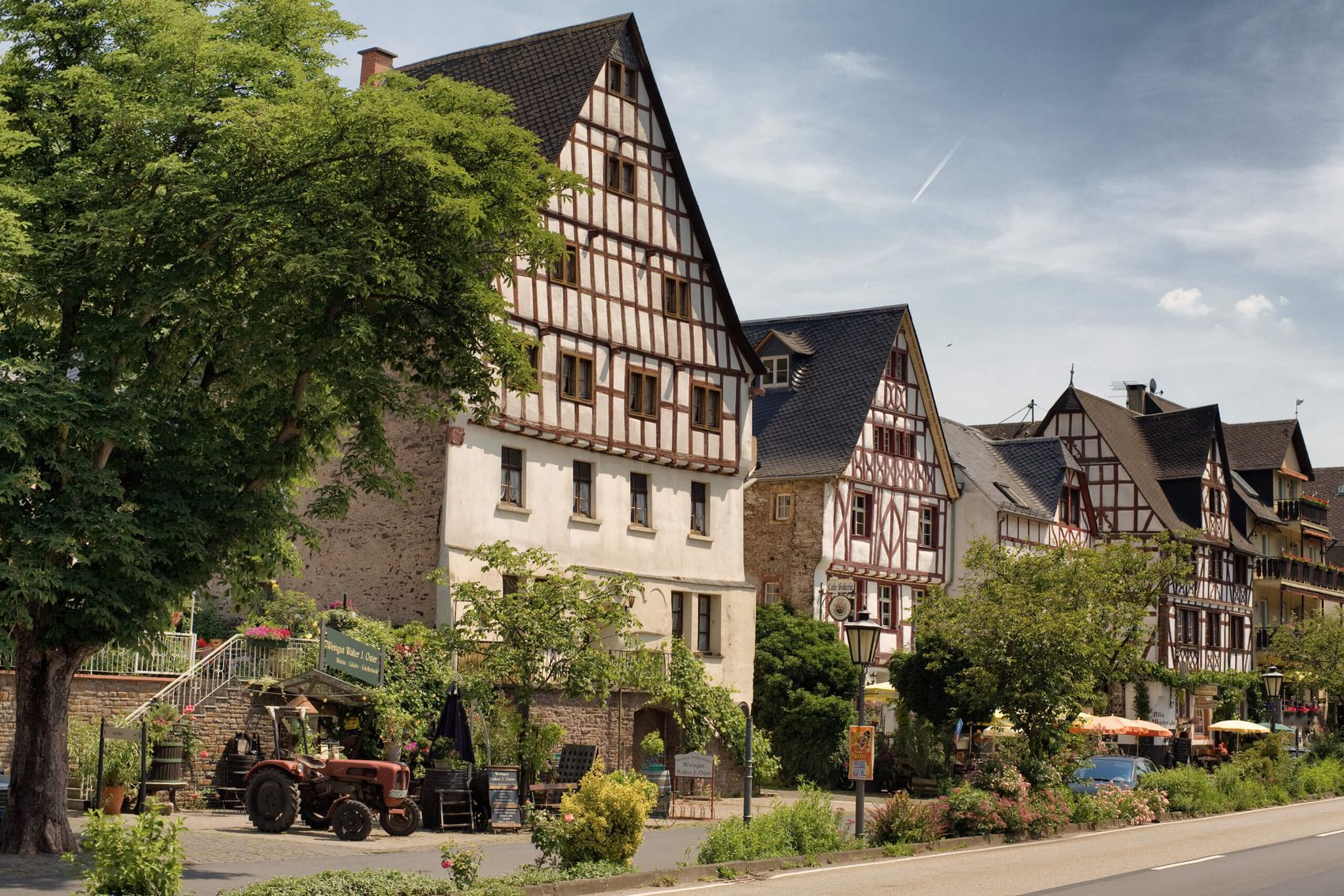 Ediger-Eller, Historische Fachwerkhäuser Blick von der Straße auf eine Reihe historischer Fachwerkhäuser